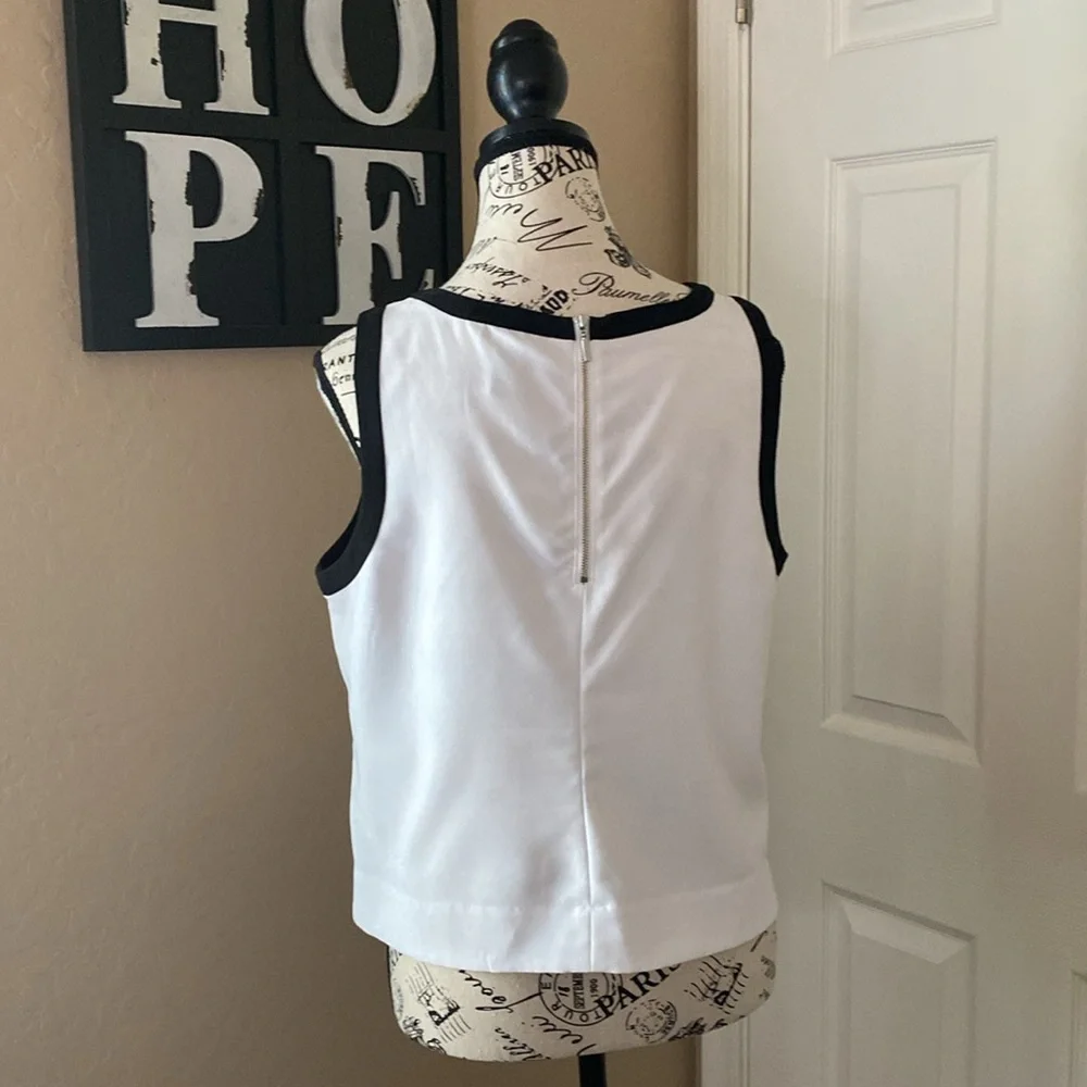 White House Black Market - Black & White Crop Dressy Blouse w/ Zipper Back 🖤🤍 - Picture 3 of 6